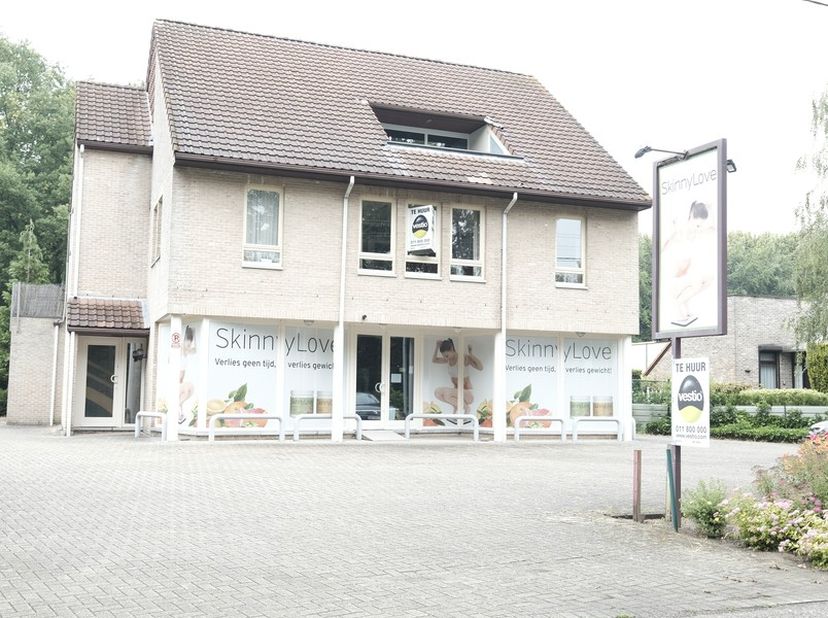 Instapklaar appartement met 2 slaapkamers gelegen op de verbindingsbaan tussen Hasselt en Genk, ter hoogte van domein Bokrijk. Van hieruit snelle verb