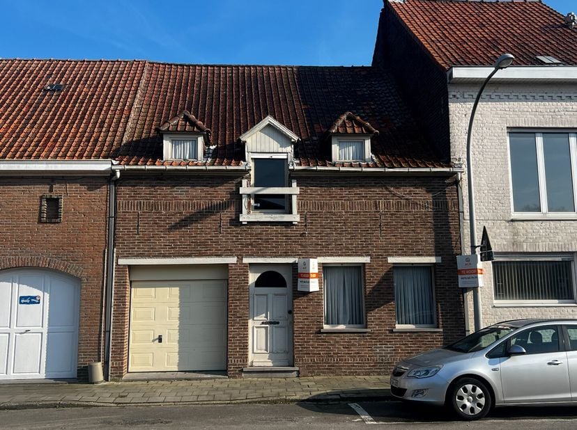 Deze kloeke woonst, gebouwd in de jaren 1918, is gelegen te Heule, dichtbij het centrum en invalswegen. Met een grote garage en tuin kan dit, na grond
