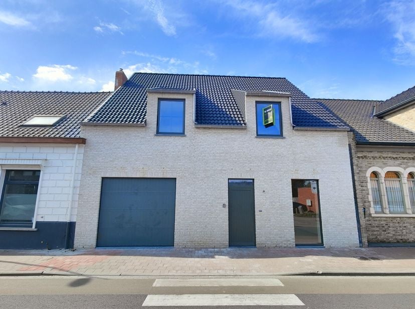 Ontdek deze instapklare, energiezuinige nieuwbouwwoning die alles biedt voor comfortabel wonen!&lt;br /&gt;
Bij het binnenkomen word je verwelkomd in een in