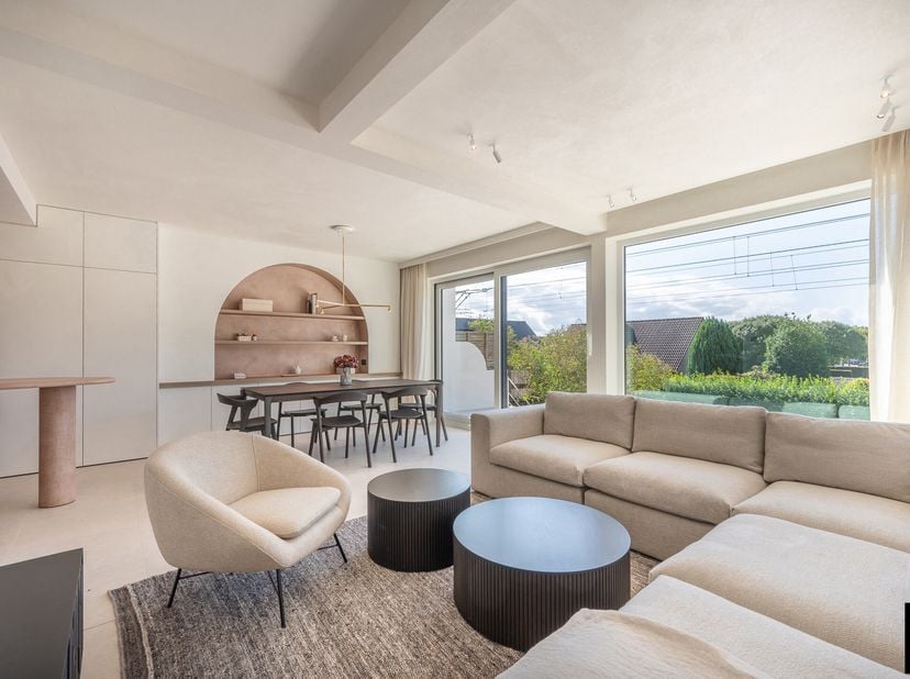 Ontdek deze volledig vernieuwde koppelwoning, ideaal gelegen in het prachtige Duinbergen, op slechts enkele minuten wandelen van de kustlijn en het st