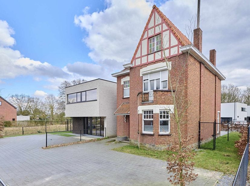 Op zoek naar een woning met karakter en mogelijkheden? Dan is deze woning wat u zoekt.&lt;br /&gt;
Aan de buitenzijde straalt de woning charme en karakter u