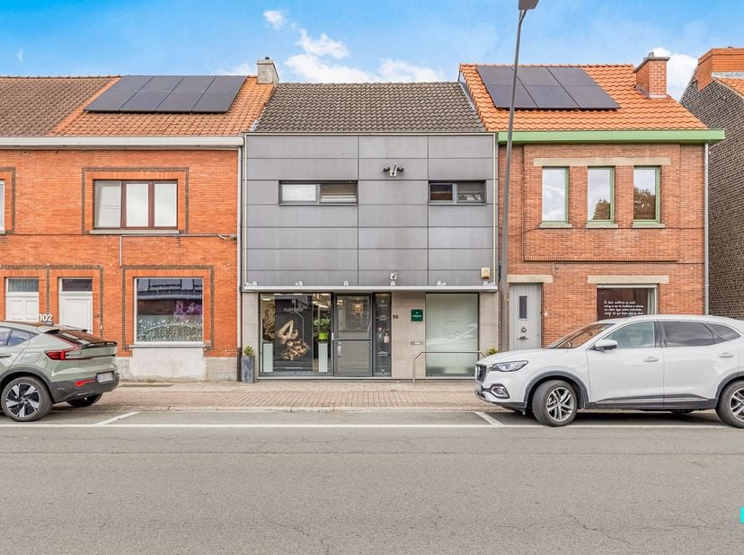 Deze charmante woning is gelegen op een perceel van 250 m² en bestaat uit twee delen: een gelijkvloerse handelsruimte (momenteel ingericht als kapsalo