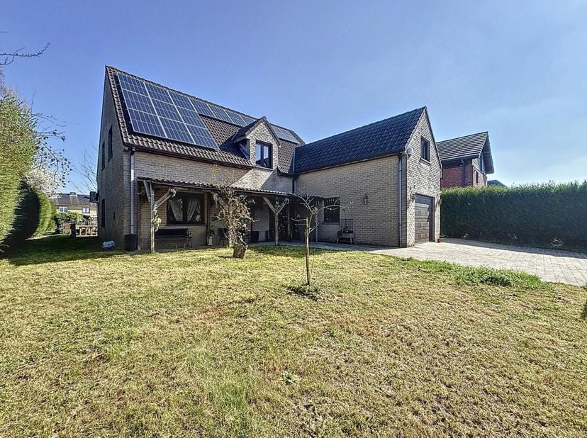 Située dans un environnement paisible, cette villa 4 façades construite en 2009 offre de beaux volumes, un confort optimal et un cadre de vie sécurisé