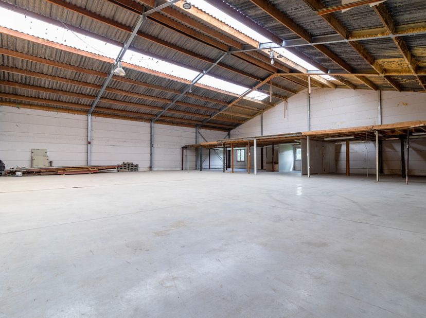 Situé à Liernu (Eghezée) à mis chemin entre Wavre et Namur, bel espace d&#039;entrepôt/atelier de 470m². Localisation idéale à 4km de la E411 offrant un ac