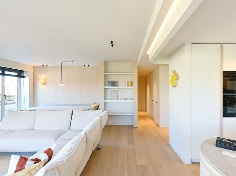 Appartement d&#039;angle de haute qualité dans le prestigieux domaine Tennis Gardens, idéalement situé près de la plage et de la mer, entouré d&#039;un magnifiq