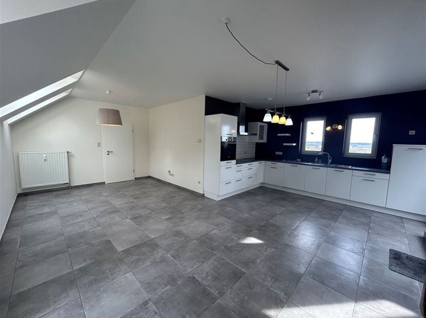 MCA Immobilier vous propose cet appartement situé à Marche-en-Famenne. Il se compose comme suit: Un hall d&#039;entrée, un spacieux living avec cuisine équ
