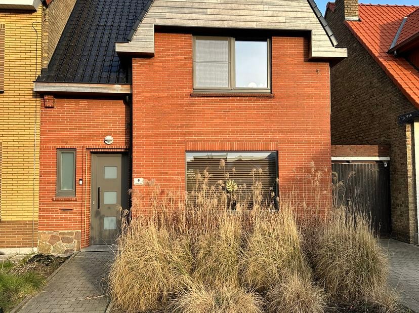 Instapklare gezinswoning in Oostduinkerke dorp. Volledig gerenoveerd in 2014.&lt;br /&gt;
Dichtbij scholen, horeca, bakker, slager, supermarkt,…&lt;br /&gt;
Geslo