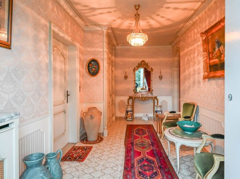 Te renoveren statige, gelijkvloerse villa met een bewoonbare oppervlakte volgens EPC-attest van 177m² (exclusief kelder van nog eens ca. 177m²) op een
