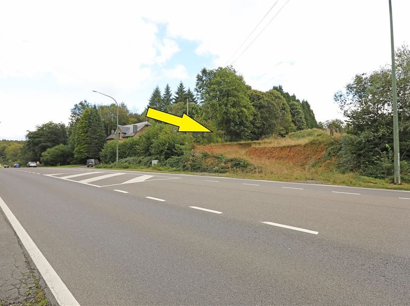 Terrain de 2280 m² situé en zone d&#039;activité économique mixte, le long de la N89 à Sensenruth, commune de Bouillon-sur-Semois.&lt;br /&gt;
Largeur à route +/