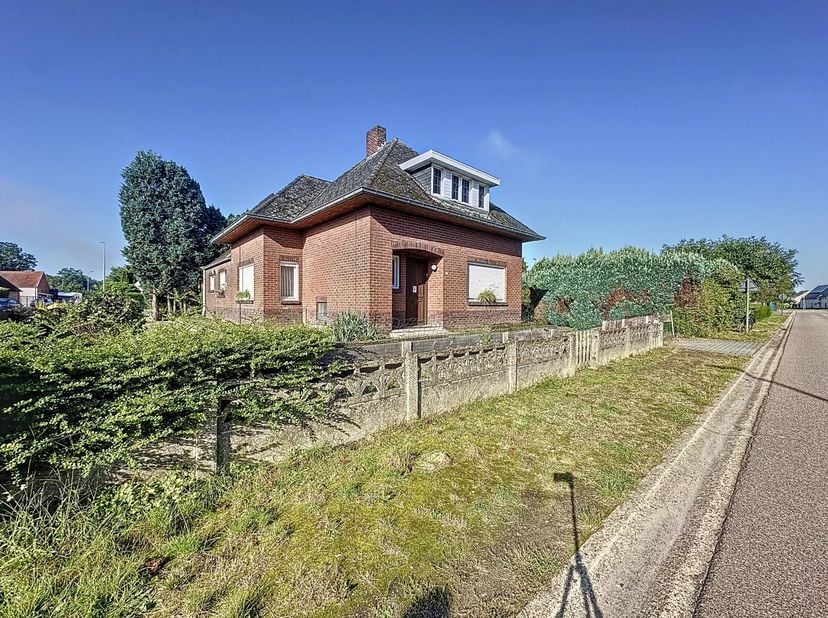 Ruim perceel (14a44) met een te renoveren woning met 4 slaapkamers.&lt;br /&gt;
Indeling woning:&lt;br /&gt;
Gelijkvloers: inkomhal, slaapkamer, woonkamer, keuken