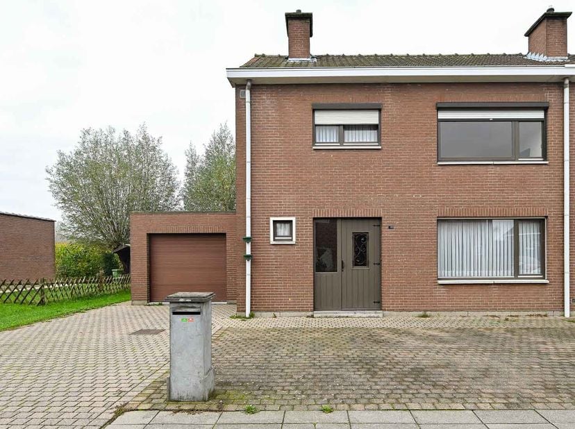 WONING MET GARAGE &lt;br /&gt;
 &lt;br /&gt;
Gelegen in een rustige wijk, nabij openbaar vervoer en winkel. Er is een vlotte verbinding naar de E17.  &lt;br /&gt;
Vanui