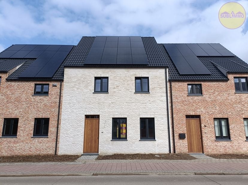 Deze prachtige nieuwbouwwoning is gelegen in hartje Meerhout, in de nabije omgeving van de markt en openbaar vervoer.&lt;br /&gt;
&lt;br /&gt;
Via de inkomdeur be