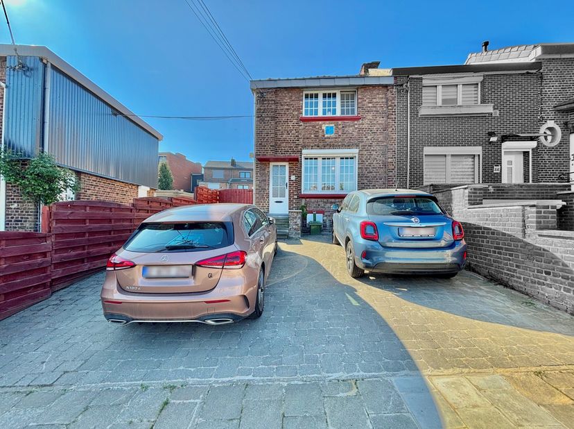 Visitez virtuellement ce bien : https://urlr.me/an2Qf3  SERAING Maison rénovée située dans un quartier calme et proche des commodités. Elle offre un s