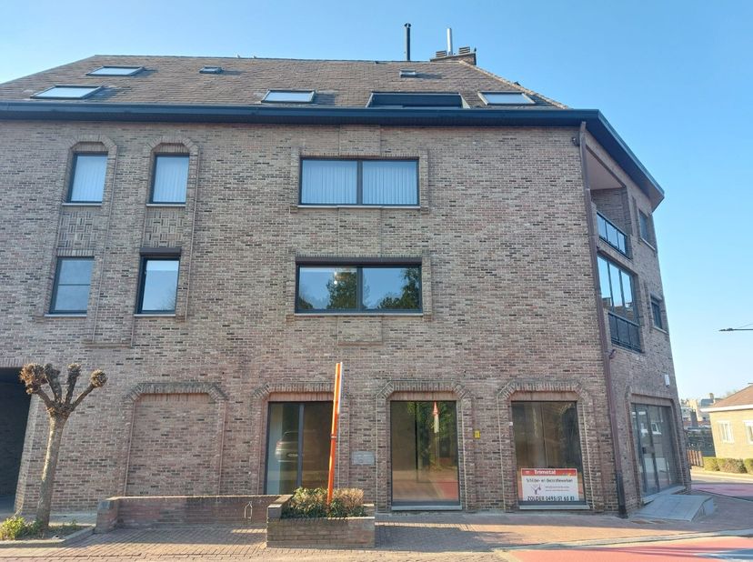 Energiezuinig appartement met 3 slaapkamers en een terras in centrum Heusden-Zolder. Voor meer info ga naar https://www.era.be/nl/te-huur/heusden-zold