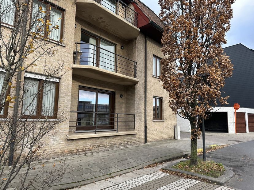 APPARTEMENT&lt;br /&gt;
Waregem centrum, recent gerenoveerd&lt;br /&gt;
inkomhal met toilet, leefruimte (parket), ingerichte keuken, berging, terras, 2 slaapkamer