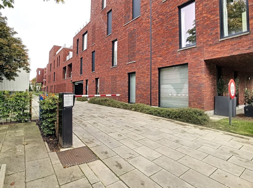 Ce parking est situé dans le cadre du nouveau projet de construction «@Fluvium Legia». &lt;br /&gt;
Pour seulement 115,00 euros par mois, vous n&#039;avez plus b