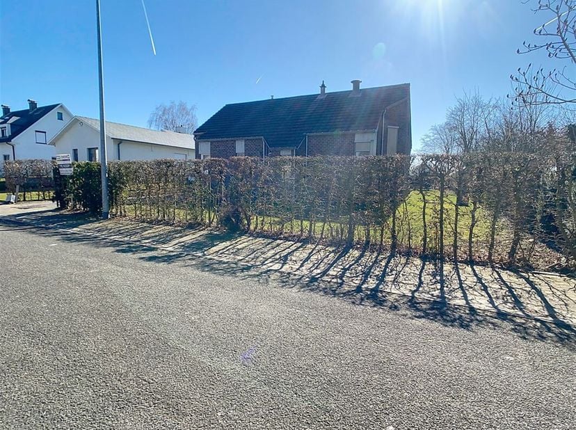 Een gezellige open bebouwing met tuin, terras en garage gelegen te Tienen, Onze-Lieve-Vrouwlaan 42 met een perceel oppervlakte van 7a 74ca. &lt;br /&gt;
Dez