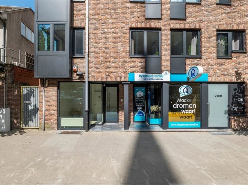 Ben je opzoek naar een handelsruimte in het centrum van Sint-Truiden, dan is dit pand op de Minderbroedersplein 6 zekere iets voor jou. &lt;br /&gt;
De kant