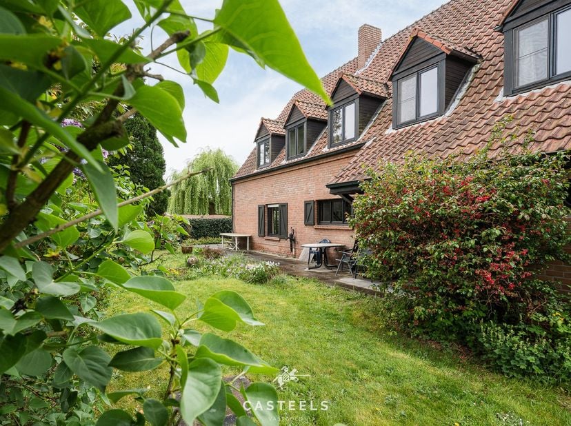 In de Broekstraat te Laarne, op een steenworp van Heusden, ligt deze te renoveren woning met uitzonderlijk veel potentieel. Gelegen op een ruim percee
