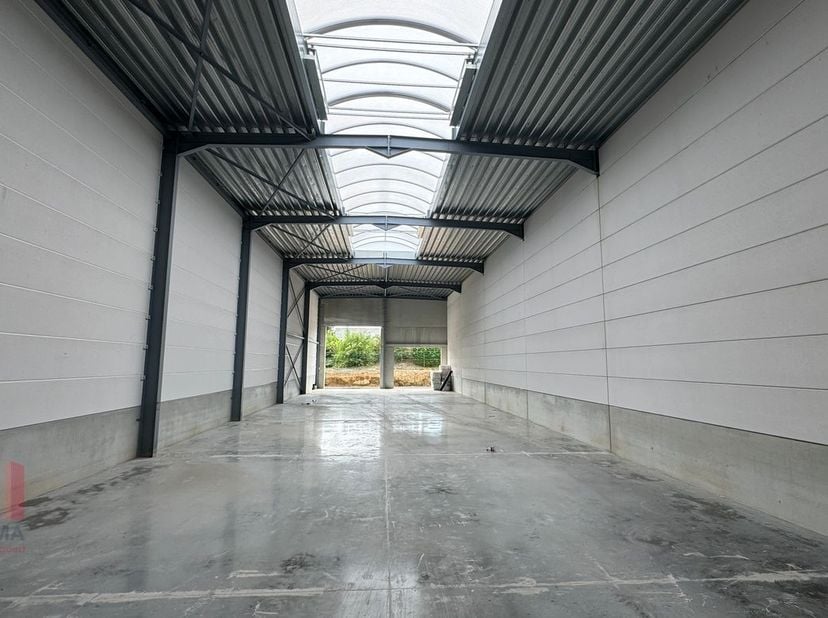 Nieuwbouw KMO-unit met een oppervlakte van 323 m² te koop, deel uitmakend van het gleodnieuwe KMO project &#039;ID Park bis&#039;, fantastisch gelegen langs de