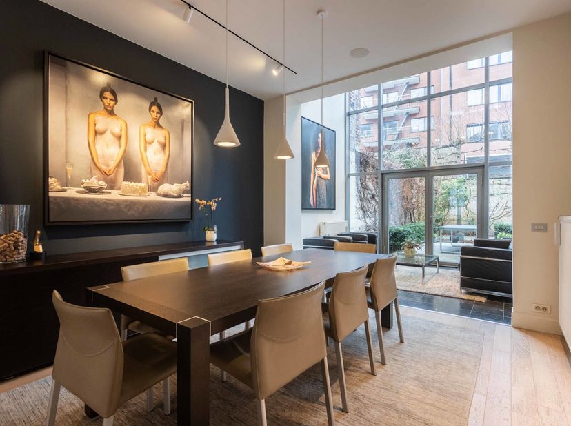 Deze unieke herenwoning is gelegen op een perceel van 214m² en beschikt over een fraai aangelegde tuin. Het pand, dat dateert van het begin van de 20e