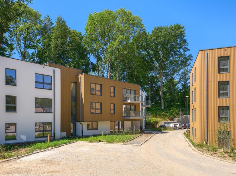 JAMBES, dans un cadre exceptionnel, le Domaine de Géronsart vous propose un splendide APPARTEMENT au 1er étage (2ch/1sdd) sis au calme. Il se compose