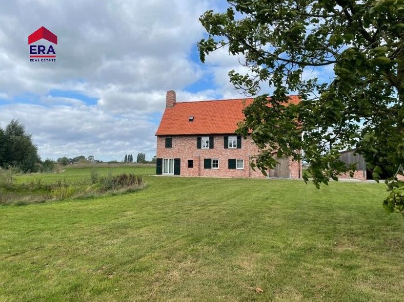 Deze woning gelegen in het pittoreske Krombeke ten velde op een stuk grond van 2ha de woning is een prachtige mix van rustiek en modern voorzien van a