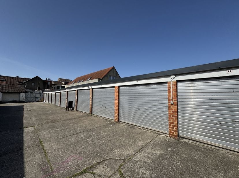 Immo Pické vous propose ces garages bien situés (entre la Chaussée de Mons et les étangs d&#039;Anderlecht) dans un complexe adjacent. Ce lot comprend 36 g