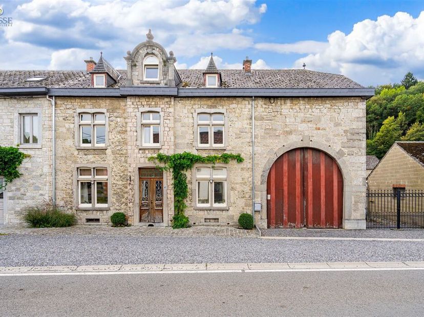 Dit prachtige landhuis, ideaal gelegen aan de oevers van de rustige rivier de Aisne, biedt een betoverende omgeving. Het is perfect om een kangoeroewo