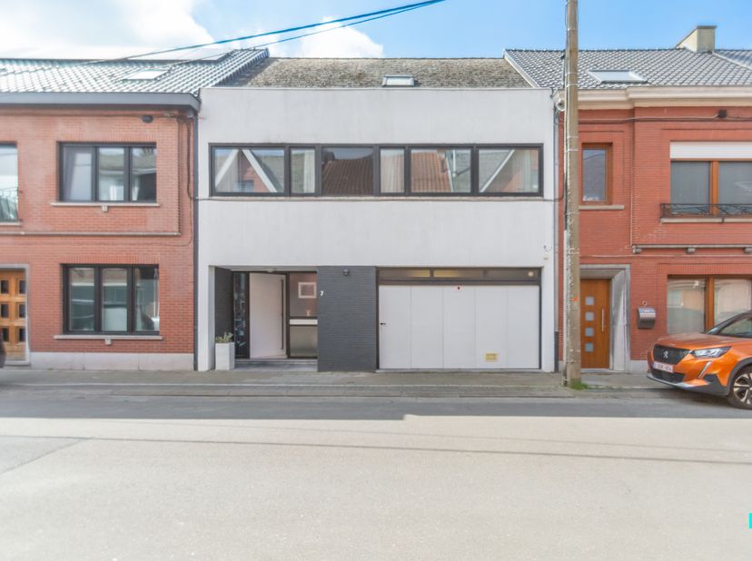 Deze charmante woning, met vier slaapkamers, nabij de markt te Wetteren is gelegen op een perceel van 240 m² en heeft een bruikbare vloeroppervlakte v