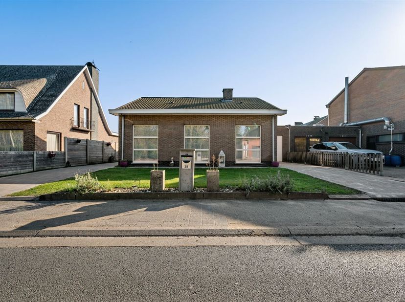 Nabij het centrum van Kessel bevindt zich deze charmante laagbouwwoning met tal van troeven. Bij het binnenkomen betreedt u een ruime inkomhal met een