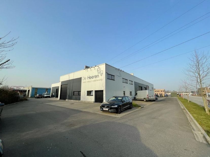 Unité PME à louer idéalement située le long de la Woluwelaan à Machelen, près du Makro. L&#039;espace de stockage a une superficie de 350m² et est accessib