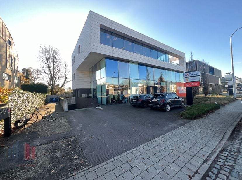 Surface de bureaux de 183 m² à louer le long de la très animée Kortrijkesteenweg et à proximité de la bretelle d&#039;accès 14 Sint-Denijs-Westrem de l&#039;E40
