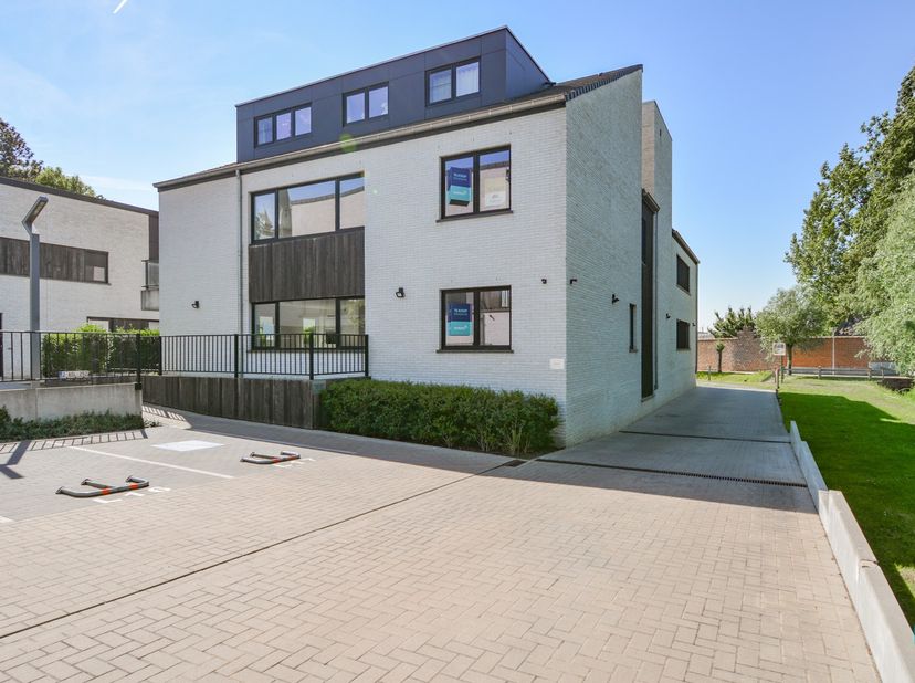 Dit gelijkvloers nieuwbouw appartement met twee slaapkamers beschikt over een bewoonbare oppervlakte van 107 m² en is gelegen op de gelijkvloerse verd