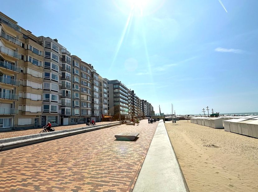 Ontdek dit unieke en luxueuze triplex appartement van maar liefst 170 m², gelegen op een absolute toplocatie aan de Zeedijk van Wenduine. Geniet elke