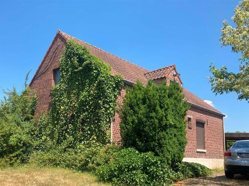 Vrijstaande woning op ca. 6 are 10.,&lt;br /&gt;
De woning is gelegen in een residentiële omgeving en op wandelafstand tot het centrum van Hoeselt.&lt;br /&gt;
Mo