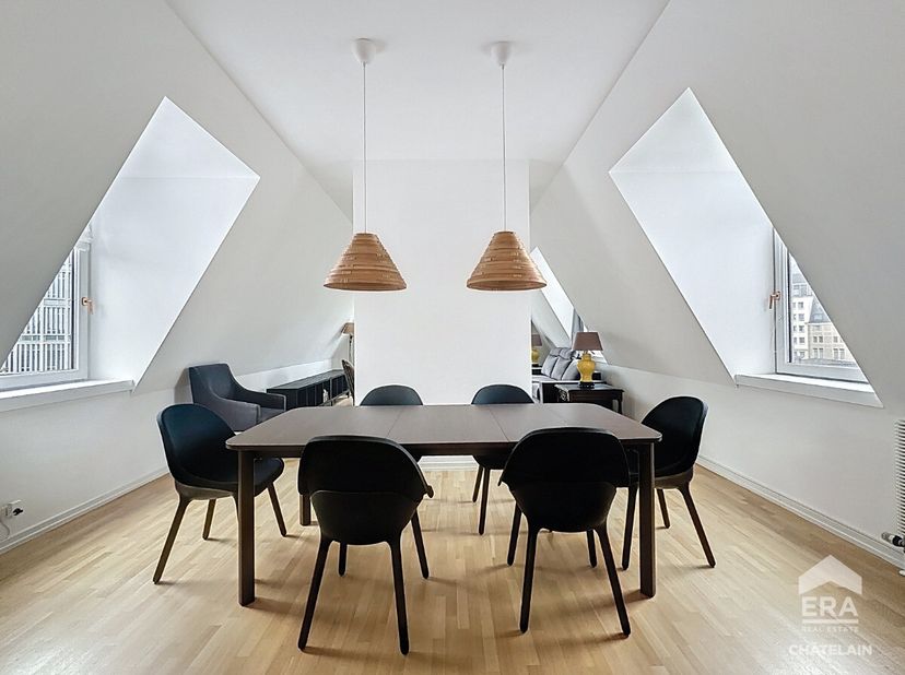 ERA Châtelain a le plaisir de vous faire découvrir ce superbe appartement meublé de 170 m², idéalement situé au cur de la commune de Bruxelles.Install