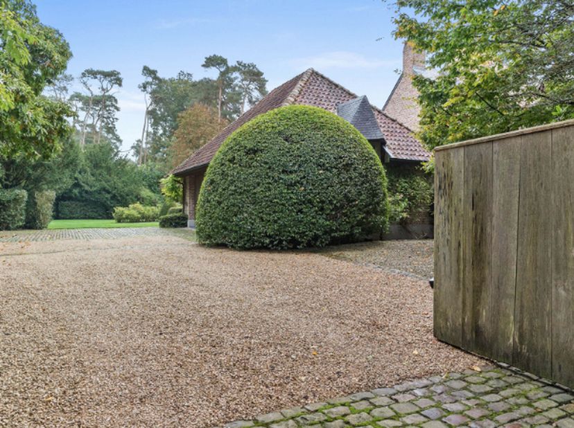 Neem zeker ook al een kijkje via de video op www.bj-vastgoed.be, bij het pand onderaan! STIJLVOLLE VILLA MET KARAKTER + BUREAU/PRAKTIJK met aparte ing