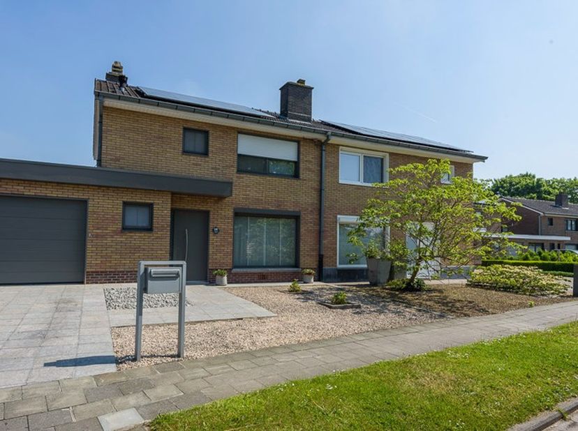In een rustige woonwijk van Zwevegem, op slechts 3 kilometer van het centrum van Kortrijk, bevindt zich deze bijzonder goed onderhouden woning die met