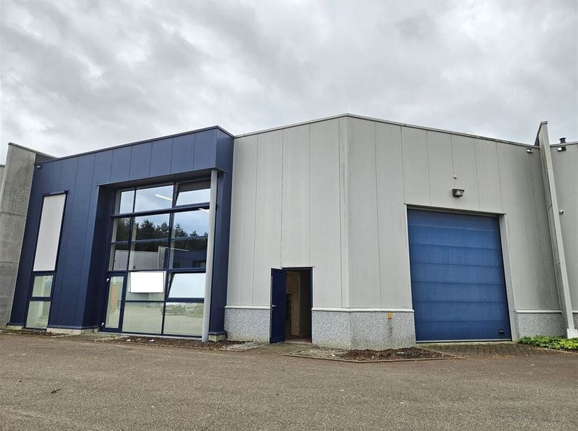 Te huur: een instapklare KMO-unit of opslagruimte van 580 m², ideaal voor diverse zakelijke toepassingen. De ruimte heeft een vrije hoogte van 6,5 met