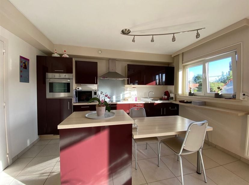 Magnifique appartement 3 chambres avec garage au 1er étage d&#039;une résidence avec ascenseur, situé au centre de Kain, à proximité des commodités et à mo
