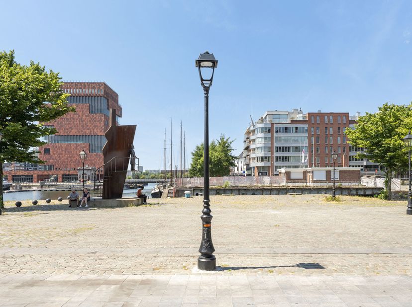 Dit exclusieve appartement bevindt zich op een absolute toplocatie aan de Jachthaven, met een prachtig zuidgericht terras en eigen parkeergelegenheid.