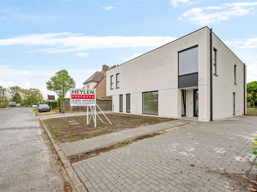 De woningen bestaan uit inkomhal met apart toilet en toegang naar de bureauruimte, hobbyruimte of extra slaapkamer. Verder bevindt zich op de beneden