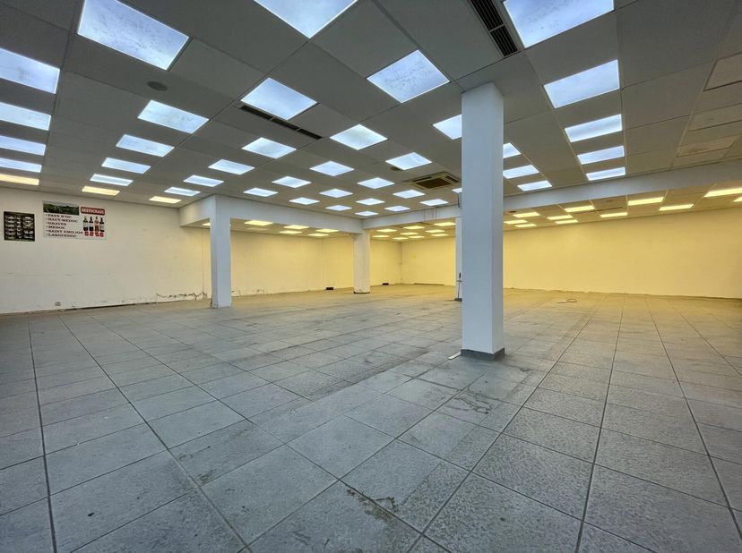 Très belle localisation pour ce vaste immeuble commercial situé en plein centre de la Ville de Wavre. Il déploie au rez-de-chaussée une superficie de