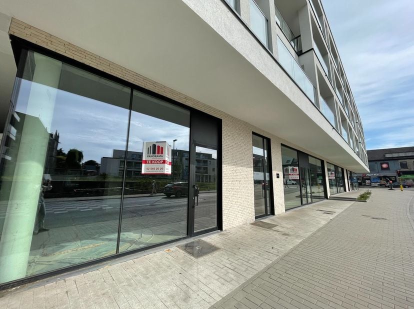 Gloednieuwe casco kantoren met een oppervlakte van 269 m² en enorme visibiliteit te koop. Uitstekend gelegen in de driehoek Gent (44 km) – Antwerpen (