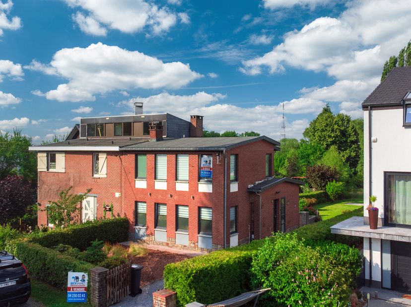 L&#039;agence SKYIMMO vous propose cette superbe maison 3 façades en excellent état d&#039;une superficie habitable de 115m² habitable située dans un quartier c