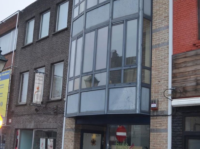 Knus appartement met één slaapkamer op de tweede verdieping in het centrum.&lt;br /&gt;
Indeling : woonkamer met veel lichtinval en open keuken (keukenmeube
