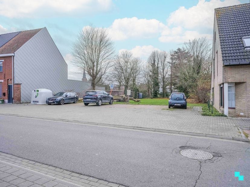 Droomt u van een eigen woning in het hart van Lauwe? Deze ruime bouwgrond van maar liefst 771m² biedt alle mogelijkheden voor het realiseren van jouw
