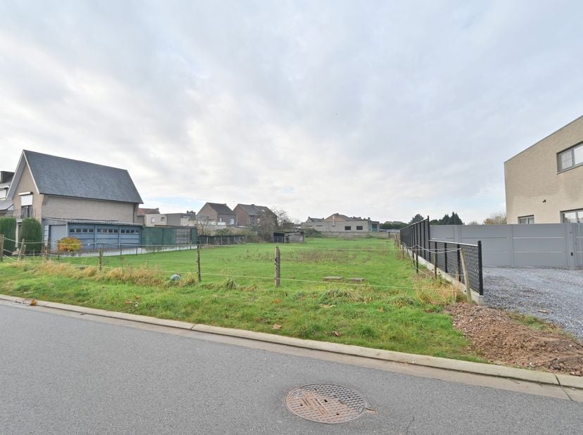 Bouwgrond bestemd voor open bebouwing van 21a 26ca (2.126 m²) centraal gelegen in Lanaken-Veldwezelt, op slechts 2 km van Maastricht.&lt;br /&gt;
Mogelijkhe