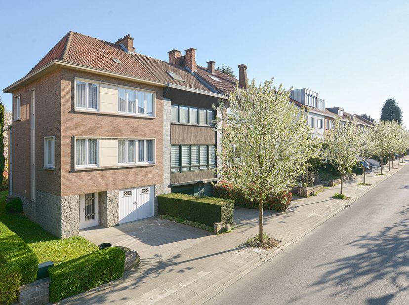 Maxime Real Estate presenteert deze charmante te renoveren eengezinswoning.&lt;br /&gt;
Gelegen op een steenworp afstand van Parvis Sainte-Alix en dichtbij